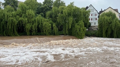 Der Wasserstand der Murr bei Backnang war am Samstag hoch. Der Fluss trat zu diesem Zeitpunkt allerdings nicht über die Ufer. 