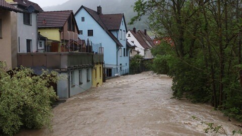 Bei Hausen (Landkreis Göppingen) ist die Fils über die Ufer getreten. 