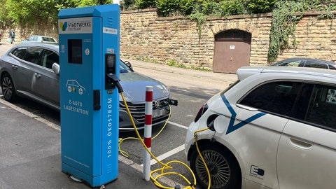 Zwei Autos in Stuttgart werden an einer E-Ladesäule geladen.