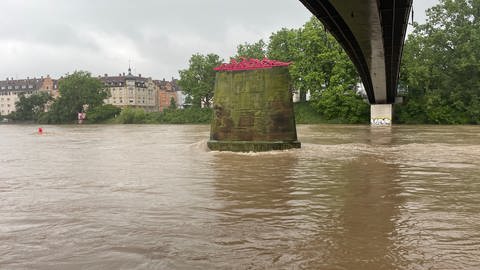 Hochwasser im Neckar bei Bad Cannstatt am Sonntag.