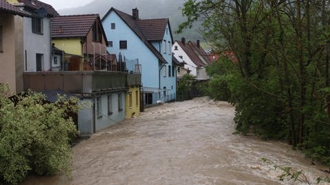 In Hausen (Landkreis Göppingen) ist die Fils über die Ufer getreten. 