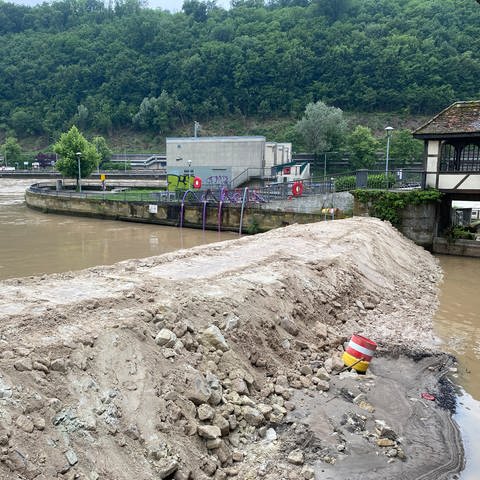 In Esslingen wurde ein 1.500 Tonnen schwerer Damm aufgeschüttet, damit der Neckar die Altstadt nicht überflutet.