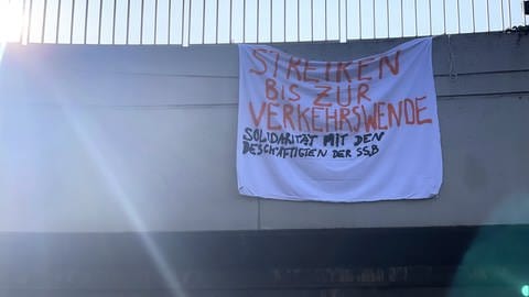 Solidaritäts-Transparent von "Fridays for Future" Stuttgart am Charlottenplatz.