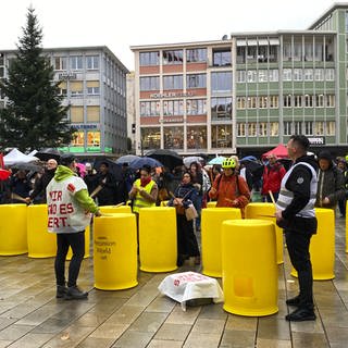 Beschäftigte der Stadt Stuttgart streiken vor dem Rathaus.