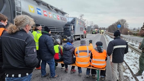 An der B10 in Stuttgart-Zuffenhausen wird der Verkehr durch demonstrierende Landwirte blockiert.