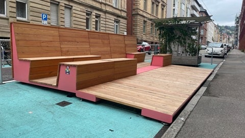 Für den Superblock in Stuttgart wurde eine große Sitzgelegenheit aus Holz aufgebaut.