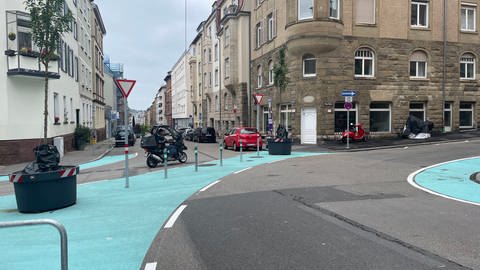 Mit farblichen Markierungen wird der Verkehr durch den Superblock in Stuttgart geleitet.