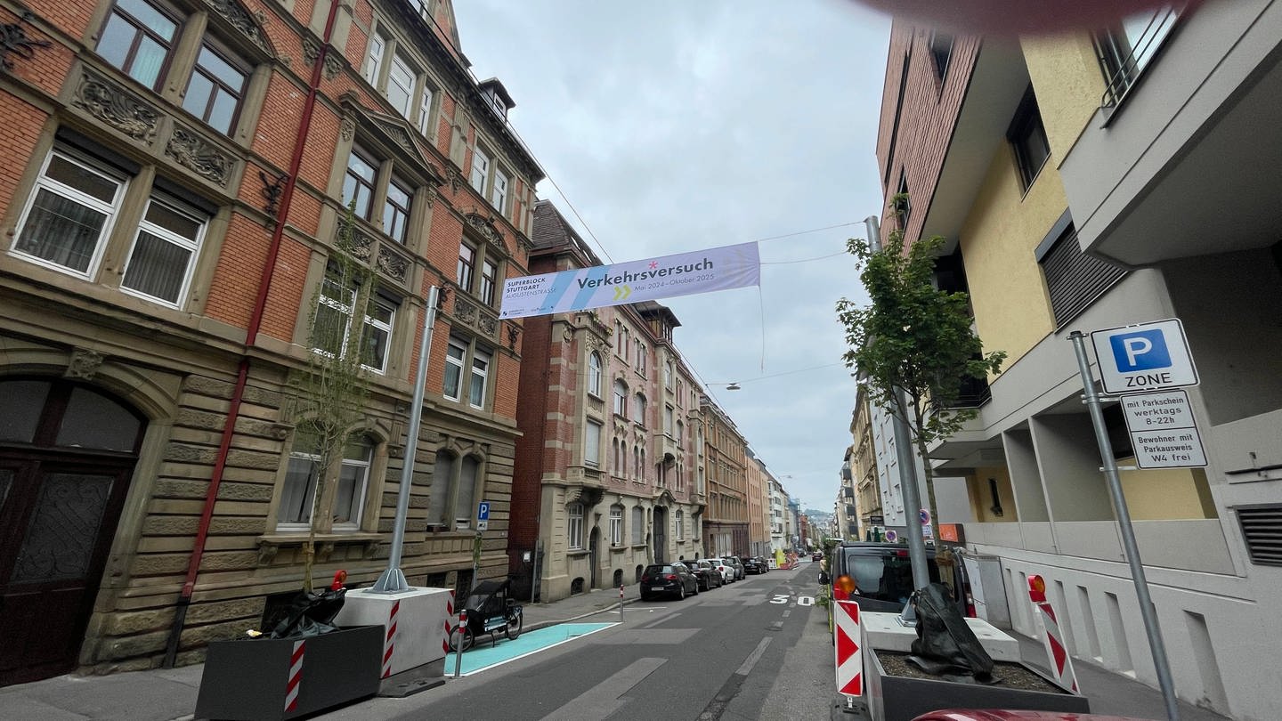 Im Stuttgarter Westen ist ein Superblock eröffnet worden. Dafür wurde der Verkehr beruhigt. Auch ein großes Banner wurde aufgehängt, darauf steht 
