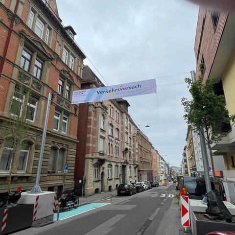 Im Stuttgarter Westen ist ein Superblock eröffnet worden. Dafür wurde der Verkehr beruhigt. Auch ein großes Banner wurde aufgehängt, darauf steht "Verkehrsversuch".