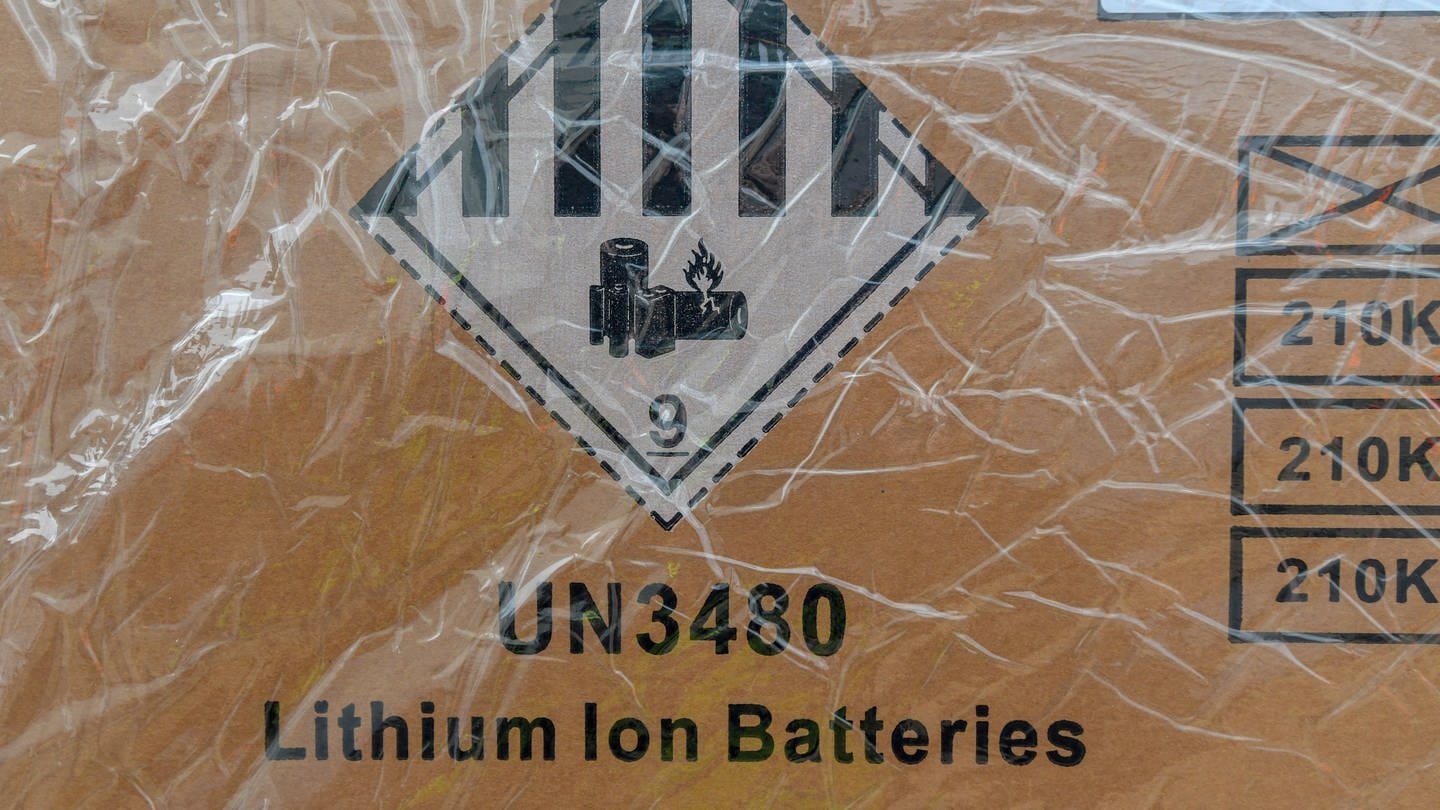 Lithium-Ionen-Batterien oder -Akkus können gefährliche Brände verursachen.
