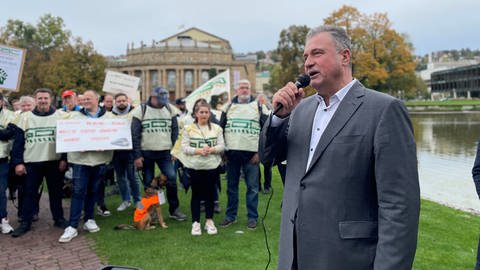GDL-Chef Claus Weselsky sprach am Freitag bei einer Kundgebung am Stuttgarter Eckensee zu Mitgliedern der Gewerkschaft der Lokführer. 