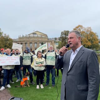 GDL-Chef Claus Weselsky sprach am Freitag bei einer Kundgebung am Stuttgarter Eckensee zu Mitgliedern der Gewerkschaft der Lokführer. 