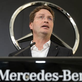 Der Chef des Stuttgarter Autobauers Mercedes blickt trotz der derzeitigen Krisen optimistisch auf das laufende Geschäftsjahr (Archivbild).