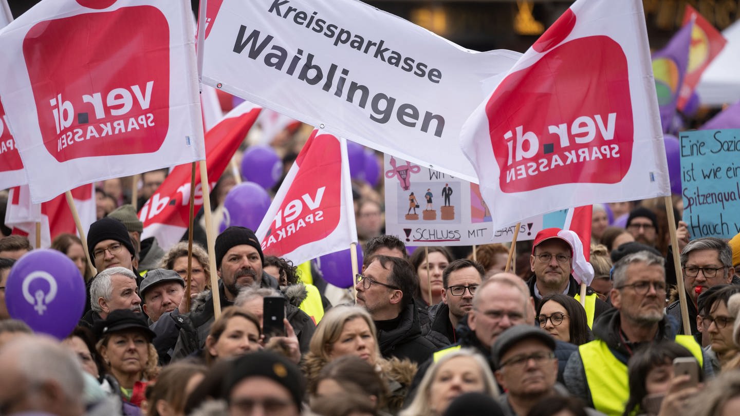 Demonstranten auf dem Stuttgarter Marktplatz