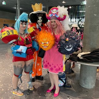 Cosplayer stehen am Eingang der Messe Stuttgart. Hier findet am Samstag und am Sonntag die Comic Con statt.  