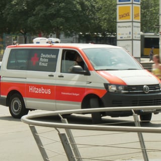 Auf dem Marienplatz in Stuttgart macht der Hitzebus vom Deutschen Roten Kreuz einen ersten Halt.