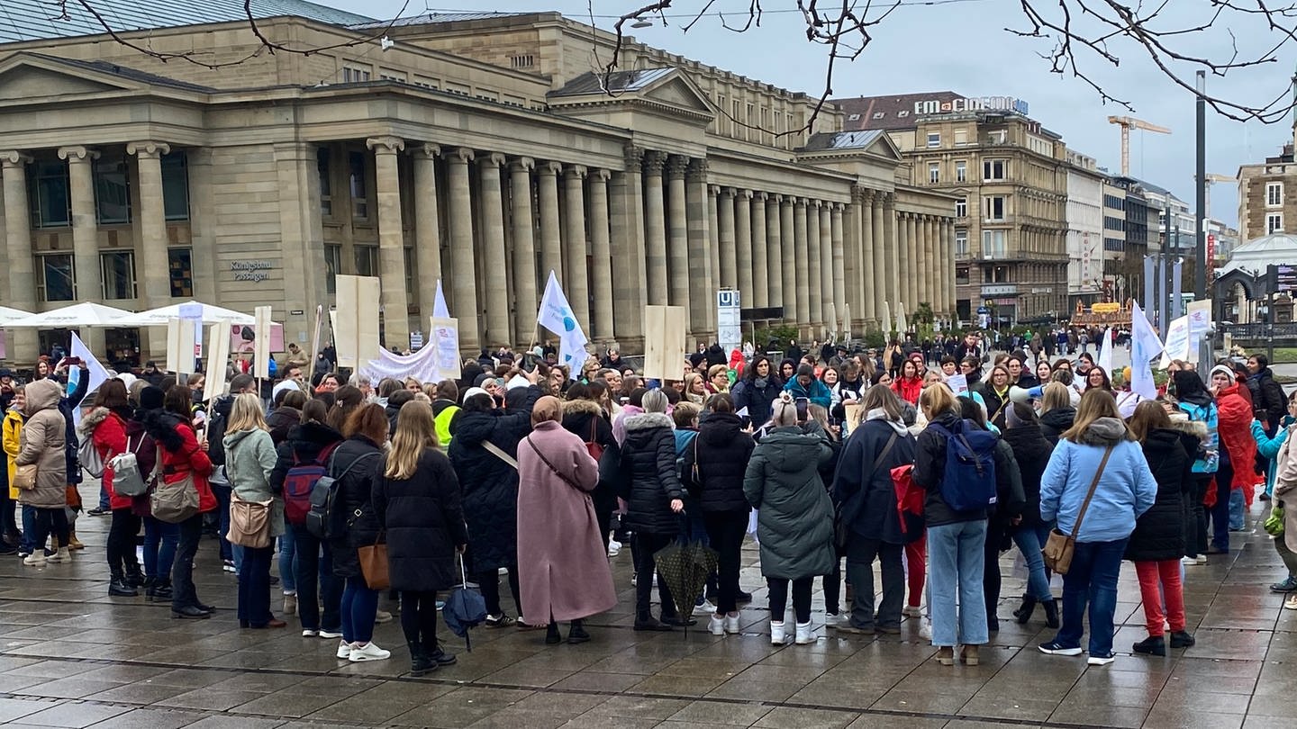 Mitarbeitende in Arztpraxen demonstrieren in der Stuttgarter Innenstadt für bessere Bezahlung.