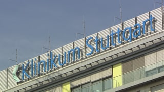 Schriftzug "Klinikum Stuttgart" an der Fassade des Klinikums