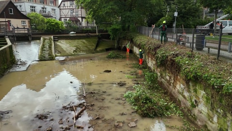 Niedrigwasser beim Hochwasser - In Esslingen sorgt der aufgeschüttete Staudamm für Ebbe in den Innenstadtkanälen.
