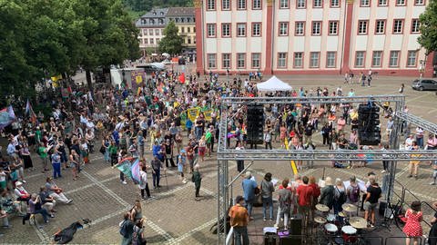 Rund 400 Leute kamen zu einer Kundgebung und einem anschließenden Konzert auf den Universitätsplatz in Heidelberg.