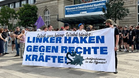 In Mannheim startete der Demonstrationszug gegen Rechtsextremismus am Hauptbahnhof.