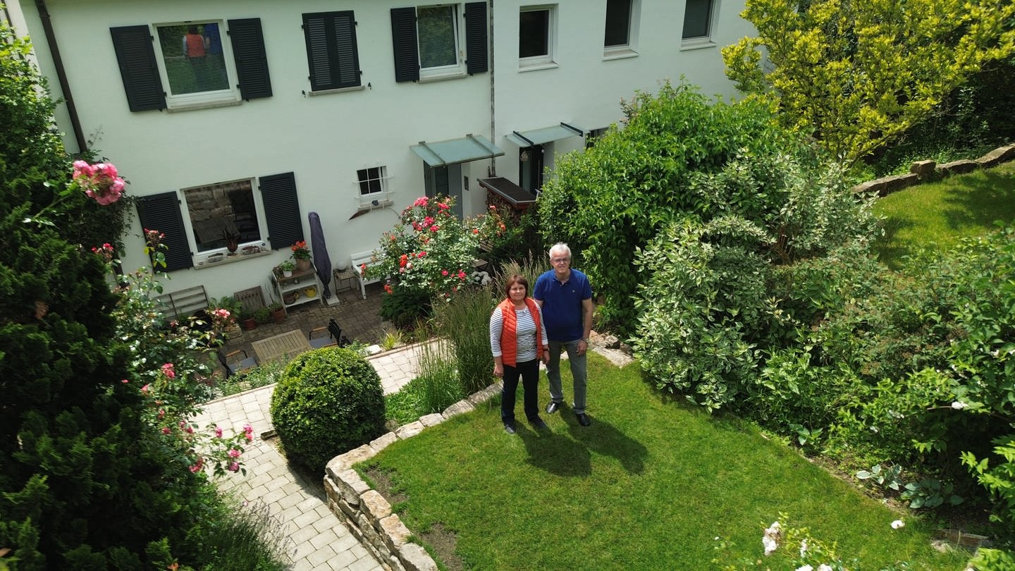 Maria Fank-Wolf und Burkhard Wolf stehen im Garten ihres Hauses in Stuttgart-Kaltental.