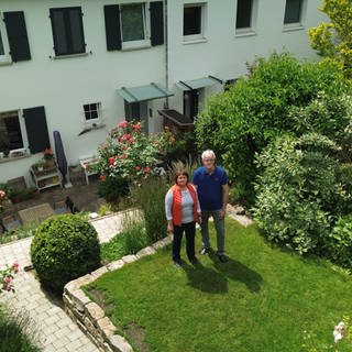 Maria Fank-Wolf und Burkhard Wolf stehen im Garten ihres Hauses in Stuttgart-Kaltental.