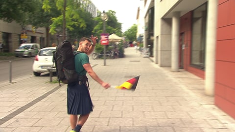 Ein Schotte Craig Ferguson wandert zu Fuß zur EM nach Deutschland.