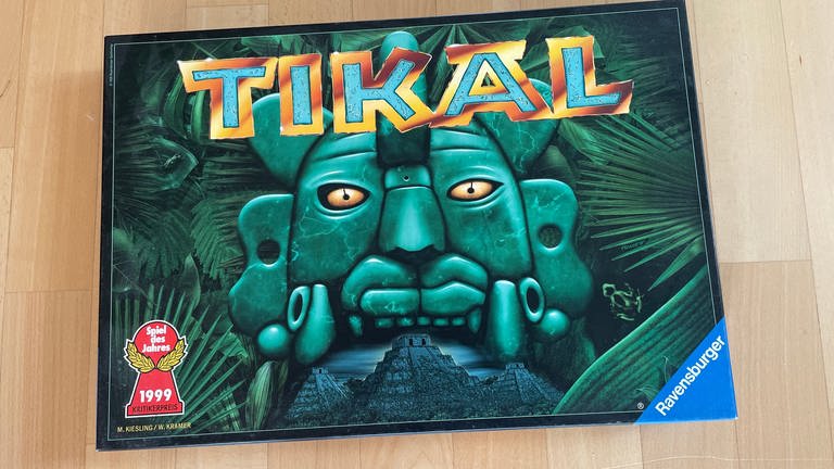 Mit "Tikal" holte Wolfgang Kramer 1999 sein viertes "Spiel des Jahres". Es ist in Kooperation mit dem Spieleautor Michael Kiesling entstanden, mit dem Kramer bis heute zusammenarbeitet - obwohl sein Kompagnon bei Bremen wohnt. "Tikal" ist ein anspruchsvolles Entdecker-Spiel, in dem man jede Runde geschickt seine Aktionspunkte ausgeben muss, um sich auf dem Spielplan auszubreiten.