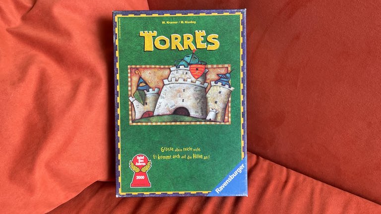 Mit "Torres" holte Wolfgang Kramer 2000 gleich wieder zusammen mit Michael Kiesling das "Spiel des Jahres" - es ist bis dato seine letzter "Brettspiel-Oscar". In dem Spiel müssen Türme geschichtet und mit den eigenen Figuren dann erklommen werden - ein tüfteliges, abstraktes Spiel, das sich ein wenig wie Schach anfühlt - und so als Preisträger polarisiert hat: Die einen fanden es genial, die anderen zu kopflastig.