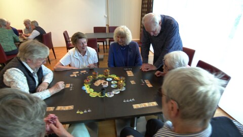 Der monatliche Spieletreff im "Augustinum" in Stuttgart: Angeleitet von Wolfgang und Ursula Kramer spielen die Senioren Karten- und Brettspiele.