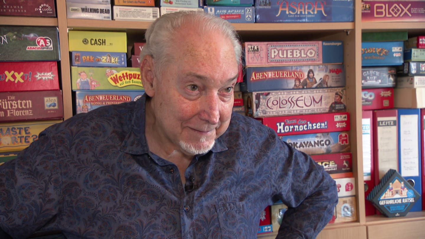 Spielerfinder Wolfgang Kramer steht vor seiner Schrankwand voller Spiele in Stuttgart-Killesberg. Der 82-Jährige hat bereits 300 Brettspiele und Kartenspiele veröffentlicht.