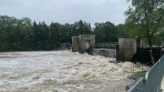 Hochwasser an einem Stauwehr in Mooshausen