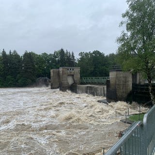 Hochwasser an einem Stauwehr in Mooshausen