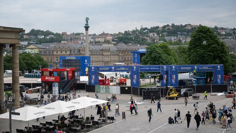 Eine große Bühne und Leinwände sind auf dem Stuttgarter Schlossplatz aufgebaut worden