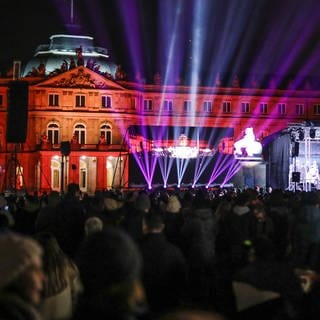 Etliche Menschen feiern vor einer Bühne auf dem Schlossplatz in Stuttgart (Symbolbild)