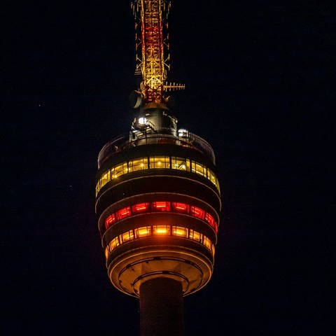 Der Fernsehturm in Stuttgart in den Deutschland-Farben schwarz-rot-gold beleuchtet.