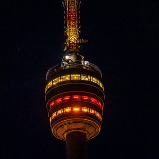 Der Fernsehturm in Stuttgart in den Deutschland-Farben schwarz-rot-gold beleuchtet.