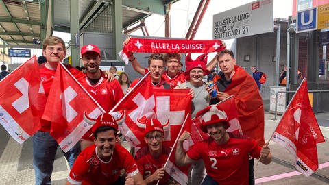 Schweizer Fans auf dem Hauptbahnhof in Stuttgart