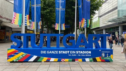 Eine Skulptur in Fußgängerzone in Stuttgart weißt auf die EM hin: "Die ganze Stadt ein Stadion"