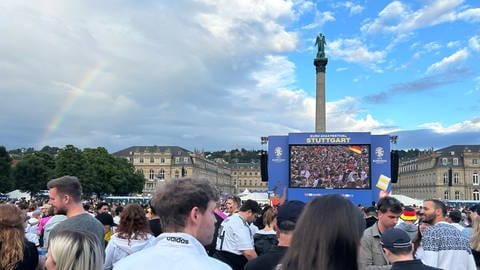 Regenbogen über Public Viewing bei EM in Stuttgart