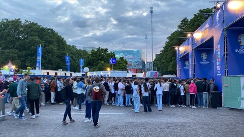 lange Schlange vor dem Eingang