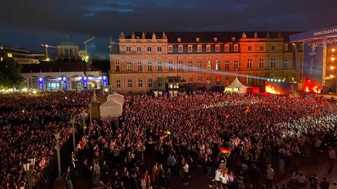 Fans jubeln beim Public Viewing auf dem Schlossplatz
