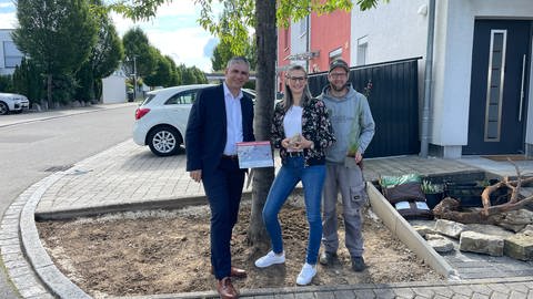 Bürgermeister Ioannis Delakos mit Gewinnerin Anita Günther und Landschaftsgärtner Fabian Hohenschläger in Holzgerlingen 