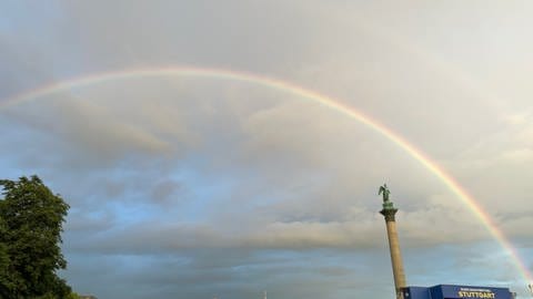 Ein Regenbogen über dem Stuttgarter Schlossplatz