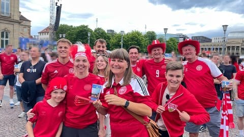 Dänische Fans auf dem Schlossplatz