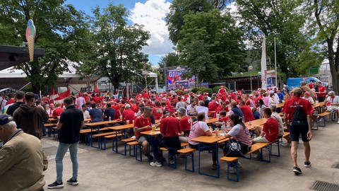 Dänische Fußballfans in Stuttgart hatten schon am Mittag den Biergarten am Hauptbahnhof "eingenommen".
