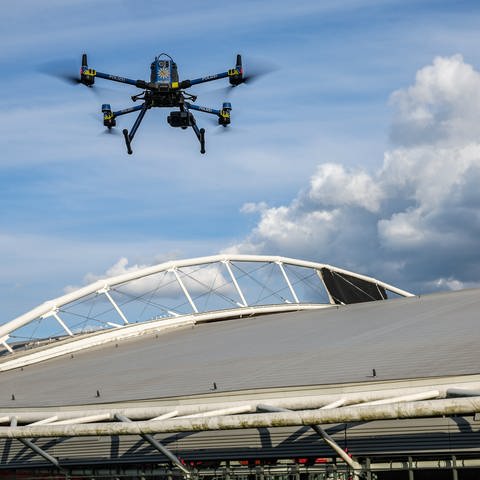 eine Drohne der Polizei an einem Fußball-Stadion