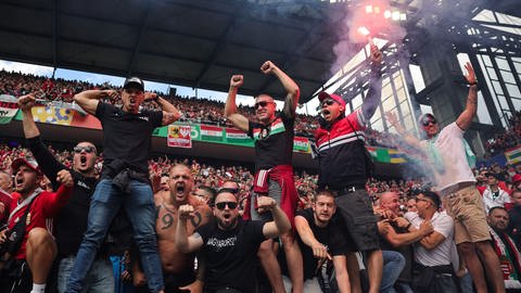 Ungarische Ultra-Fans beim EM-Spiel in Köln mit Pyrotechnik. 