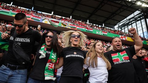 Ungarische Fans auf der Tribüne des Kölner Stadions beim ersten Gruppen-Spiel der EM.